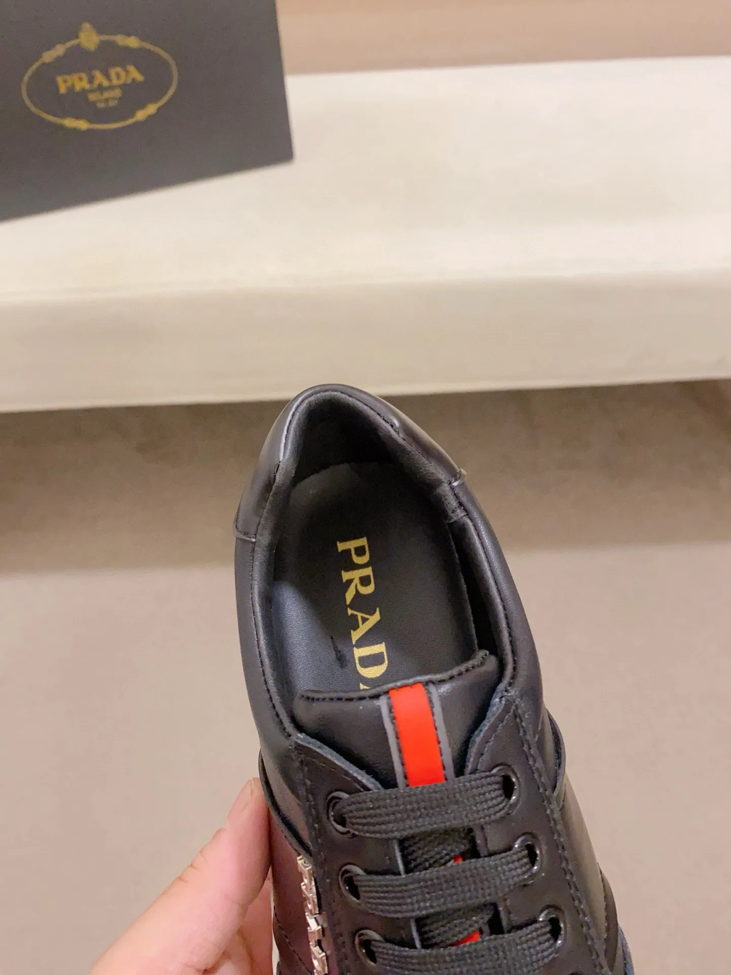 Men's shoes 💰: 440💰 [Prada～Prada] Trendy new models are on the market. Same style as the official website. Counter quality. Original matching. [Strong] [Strong] Selected first-layer cowhide fabric. Comfortable and breathable sheepskin lining, fine workmanship, upper layer made of 100% pure cowhide, original last shape, comfortable on the feet, shoe sizes 38 to 44